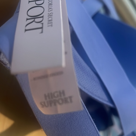 NWT Victoria Secret Sports Bra, Size 38D - Picture 7 of 7